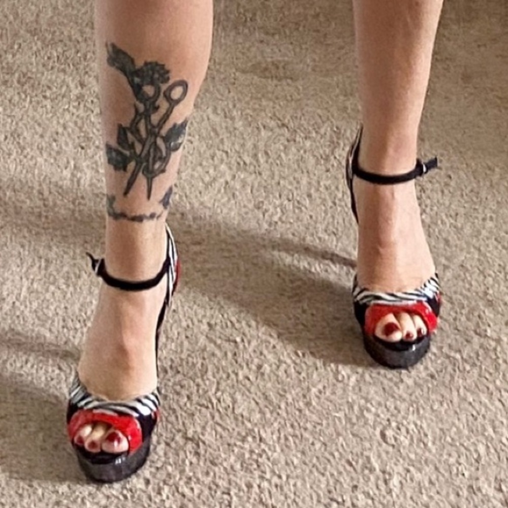Hot Guess Heels, zebra stripe,open toe